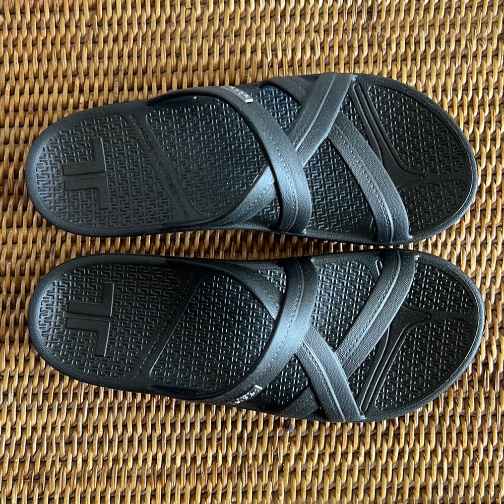 Telic Mallory Sandal - midnight black women’s size small. New approx 6.5 / 7